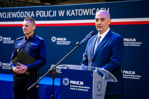 na zdjęciu policjanci zgromadzeni na Hali Widowiskowo-Sportowej MCKiS w Jaworznie.