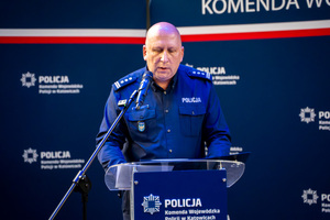 na zdjęciu policjanci zgromadzeni na Hali Widowiskowo-Sportowej MCKiS w Jaworznie.