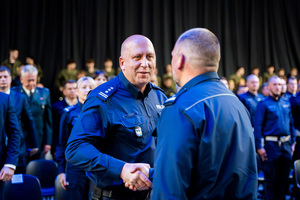 na zdjęciu policjanci zgromadzeni na Hali Widowiskowo-Sportowej MCKiS w Jaworznie.