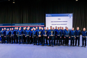 na zdjęciu policjanci zgromadzeni na Hali Widowiskowo-Sportowej MCKiS w Jaworznie.