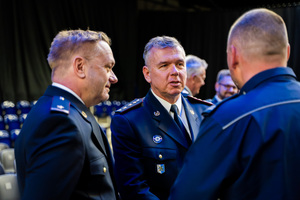 na zdjęciu policjanci zgromadzeni na Hali Widowiskowo-Sportowej MCKiS w Jaworznie.