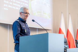 Komendant Wojewódzki Policji przemawia przy mównicy w auli