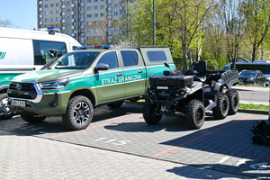 Oznakowany pojazd straży granicznej i quad