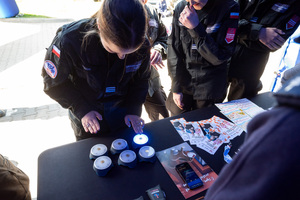 Policyjne stoisko profilaktyczne, uczniowie klas mundurowych, policjanci