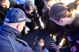 Policyjne stoisko profilaktyczne, uczniowie klas mundurowych, policjanci