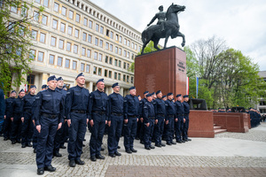 Umundurowani policjanci stoją przy pomniku na placu