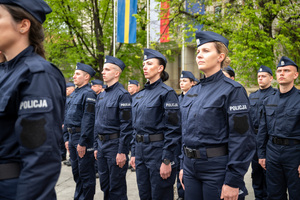 Umundurowani policjanci i policjantki stoją w szeregu