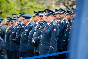 Policjanci w mundurach galowych stoją w dwóch szeregach
