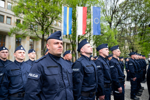 Umundurowani policjanci stoją w szeregu