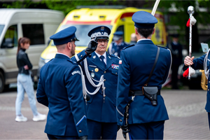 Dowódca uroczystości składa meldunek Komendantowi Wojewódzkiemu Policji w Katowicach obok stoi policjant w mundurze galowym