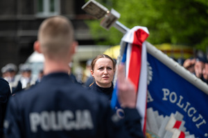 Policjantka i policjant w mundurach ćwiczebnych soją składają ślubowanie, obok element policyjnego sztandaru