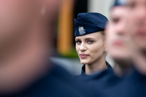 Policjantka w mundurze ćwiczebnym