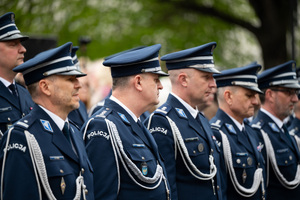 Policjanci w mundurach galowych stoją w szeregu