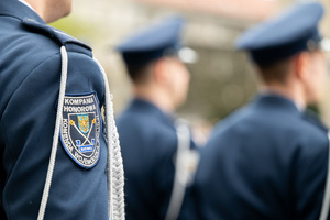 Fragment policyjnego munduru galowego z naszywką Kompania Honorowa Komenda Wojewódzka Policji