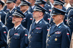 Policjanci w mundurach galowych stoją w szeregu