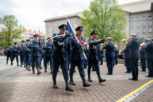 Po placu maszerują policjanci z pocztu sztandarowego oraz policyjna kompania honorowa