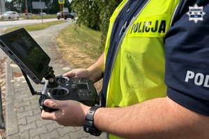 umundurowany policjant w kamizelce odblaskowej z napisem Policja