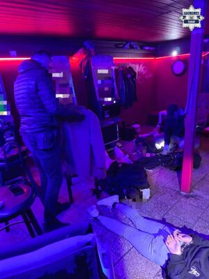 nieumundurowani policjanci w trakcie wykonywania czynności