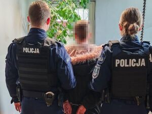 umundurowani policjanci i jedna osoba