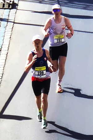 Uczestnicy maratonu podczas biegu.