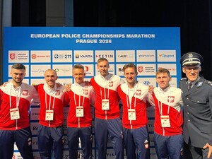 Uczestnicy maratonu ubrani w biało-czerwone stroje.