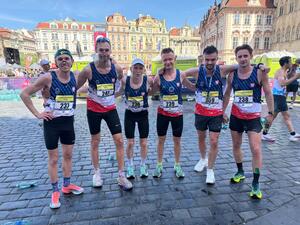 Uczestnicy maratonu pozujący do wspólnego zdjęcia.