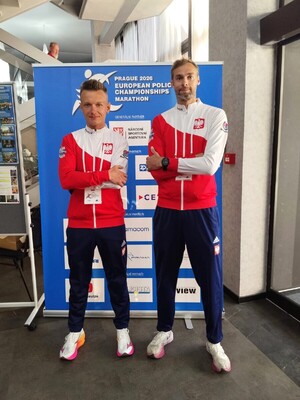 Uczestnicy maratonu ubrani w biało-czerwone stroje.