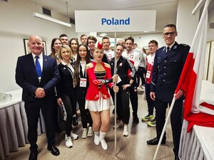 Uczestnicy maratonu pozujący do wspólnego zdjęcia.