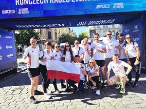 Uczestnicy maratonu pozujący do wspólnego zdjęcia.