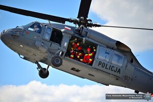 Zdjęcie przedstawia funkcjonariuszy straży na pokładzie śmigłowca