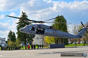 Zdjęcie przedstawia unoszący się śmigłowiec Black Hawk