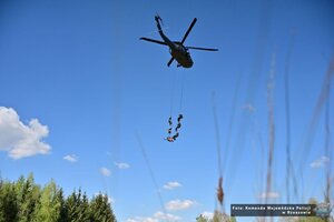 Zdjęcie przedstawia śmigłowiec Black Hawk