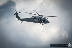 Zdjęcie przedstawia unoszący się Black Hawk