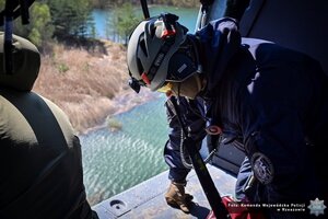 zdjęcie przedstawia policjanta na pokładzie black Hawk