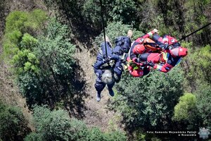 zdjęcie przedstawia funkcjonariuszy policji oraz straży sabotujących się po linach