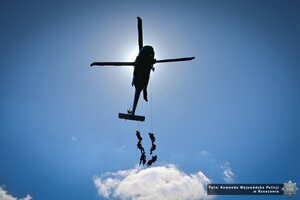 zdjęcie przedstawia śmigłowiec Black Hawk oraz funkcjonariuszy sabotujących się na linach
