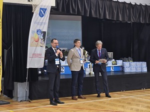 Zdjęcie przedstawia sędziów turnieju mówiących przemówienie