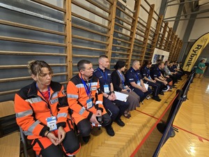 Zdjęcie przedstawia jury turnieju między innymi są to ratownicy medyczni policjanci ruchu drogowego oraz nauczyciele