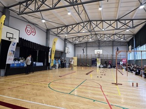 Zdjęcie przedstawia halę gimnastyczną na której znajduje się tor przeszkód