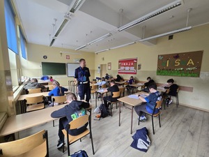 Zdjęcie przedstawia uczniów rozwiązujących test wiedzy