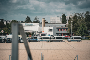 zdjęcie przedstawia politechnikę śląską w przed nią stojące radiowozy