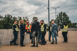 zdjęcie przedstawia media oraz oficera prasowego