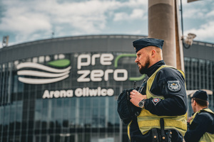 Zdjęcie przedstawia policjanta w mundurze ćwiczebnym