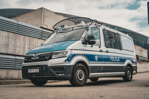 Zdjęcie przedstawia radiowóz