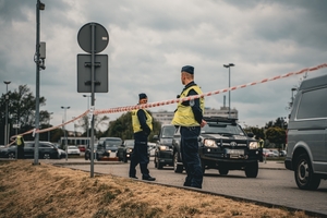 policjanci w mundurze ćwiczebnym zabezpieczających miejsce ćwiczeń