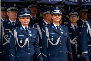 Umundurowani policjanci biorący udział w uroczystości.