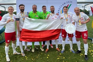 Reprezentacja śląskiej Policji w rozgrywkach piłki nożnej z flagą.