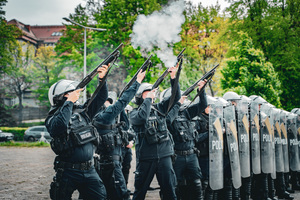 Zdjęcie przedstawia policjantów oddających strzały.