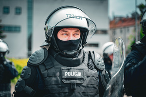 Zdjęcie przedstawia wizerunek policjanta biorącego udział w mistrzostwach.