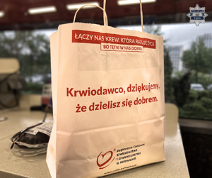 Zdjęcie przedstawia paczkę która była przekazywana krwiodawcą.